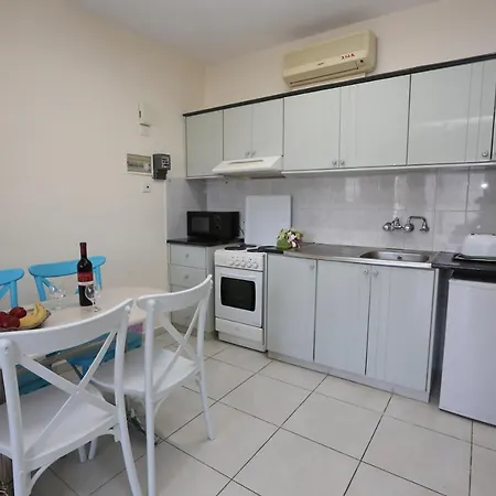 Sunquest Gardens Holiday Апарт-отель Лимасол